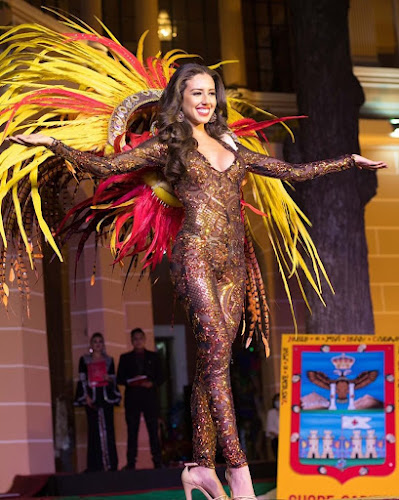 Fatima Rodriguez, utilizando traje típico Kuarahy Mimbi, 2021 (Bolivia).