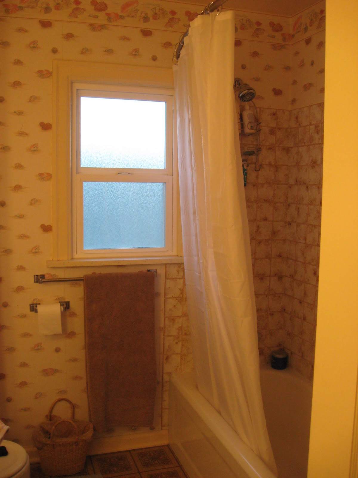 Tips on Wallpaper Removal with Vinegar. Removing wallpaper is a chore ...