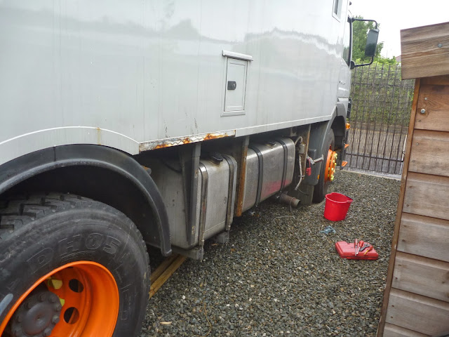 400 + 250 litre derv and red tanks on Jim the overland Mercedes motorhome truck