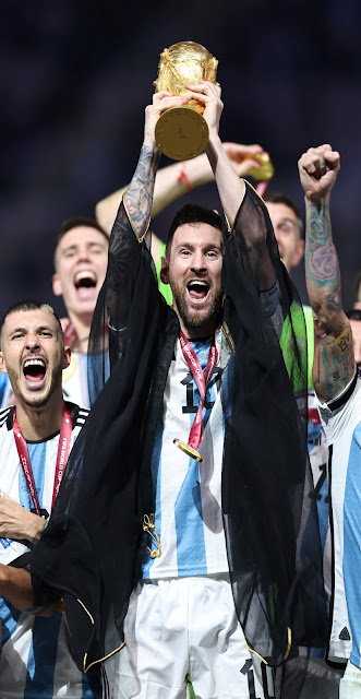 خلفيات ميسي يرفع كأس العالم مع لاعبي منتخب الارجنتين 4K