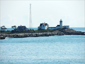 Vista del Eastern Point Lighthouse desde el Castillo Hammond en Gloucester