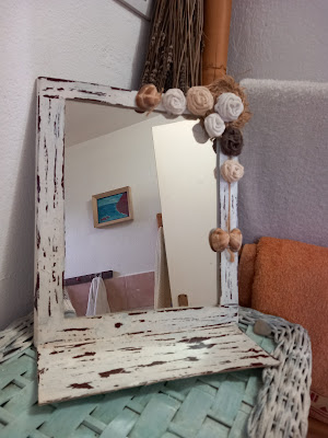 Cornice specchio, specchiera shabby chic con rose di stoffa e juta e decorazioni di pigna