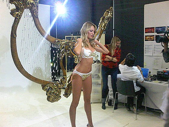 Last night South African Angel Candice Swanepoel walked the Victoria 