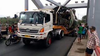 Truk Ngangkut Pesawat nyangkut di jembatan rawalo...