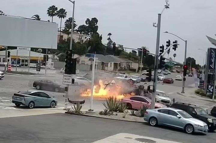 Los Angeles driver speeds through red light and slams into five cars, 6 dead and 7 injured