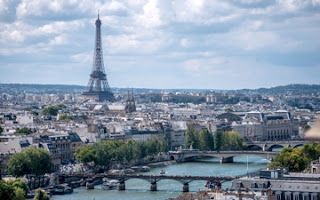 Une vue sur la ville de Paris avec la Tour Effel