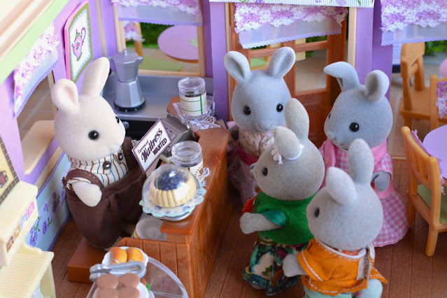Sylvanian Families - The Chocolate Rabbit family have invited the Pookie Panda  family over to play. 🐰🐼 It looks like Tyler and Angela Pookie are about  to play ball with Crème Chocolate. 🏀 ⚽️ 🏐
