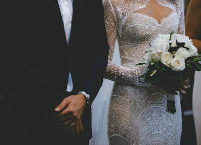 novios en la ceremonia de boda