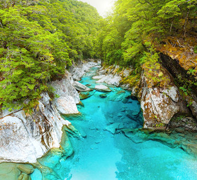 Las piscinas azules en Paso de Haast en Nueva Zelanda