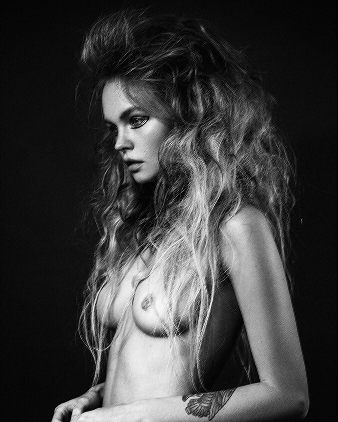 Anastasiya Scheglova nakd photo shoot by Nika Baeva