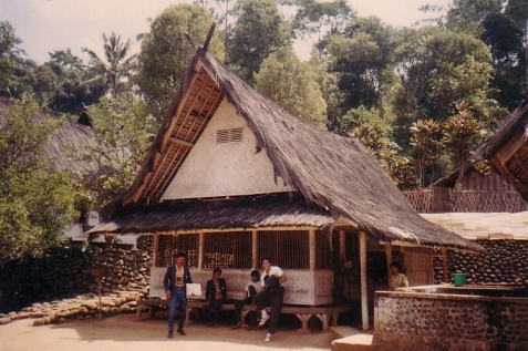 Bangunan Fisik di Kampung Naga ~ MATAPRIANGAN