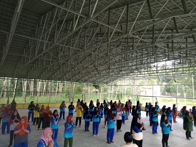 Senam Bersama Di Gedung Futsal Desa Tanjung Menang