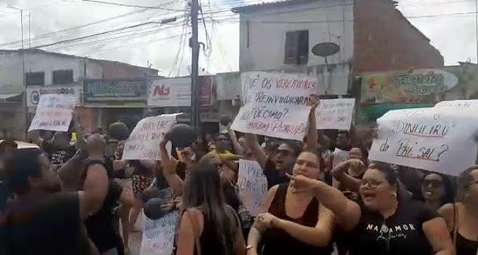 Servidores vão às ruas cobrar 13º salário em Pacajus