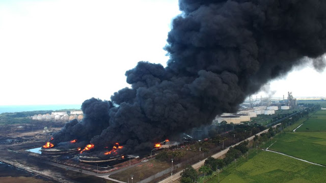 In Fiamme Raffineria di Petrolio Indonesiana