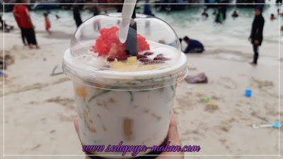 makan cendol ditepi pantai