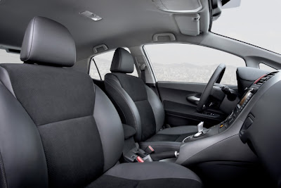 2011 Toyota Auris Hybrid Front Seats Photo