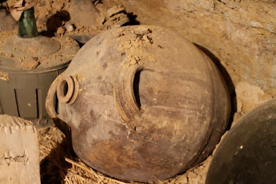 GARRAFAS DE BARRO EN LAS CUEVAS DE BALTANÁS. BLOG ESTEBAN CAPDEVILA