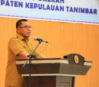 Saumlaki, Malukupost.com - Pemerintah Kabupaten Kepulauan Tanimbar (KKT) akhirnya melaunching lambang daerah yang baru, di gedung kesenian Saumlaki, kecamatan Tanimbar Selatan, Selasa (29/10/2019) malam. Bupati Kepulauan Tanimbar, Petrus Fatlolon dalam sambutannya menyampaikan ucapan terima kasih kepada semua pihak yang telah mendukung program-program Pemerintah Daerah antara lain perubahan nama Kabupaten Maluku Tenggara Barat menjadi Kabupaten Kepulauan Tanimbar yang diikuti dengan perubahan logo daerah. 