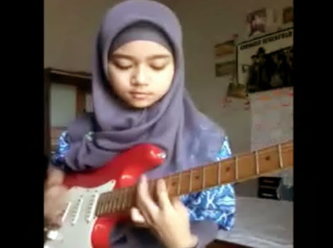 Foto dan Video Meliani Siti Sumartini Gitaris Metal Berhijab