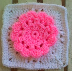 http://translate.googleusercontent.com/translate_c?depth=1&hl=es&prev=/search%3Fq%3Dhttp://www.knotyournanascrochet.com/p/free-patterns.html%26safe%3Doff%26biw%3D1429%26bih%3D984&rurl=translate.google.es&sl=en&u=http://myblueangels.blogspot.com.es/2010/08/flower-love-in-3d-6-square.html&usg=ALkJrhjWZQcgK34jbfo62qIzVfgn6Vpjpg