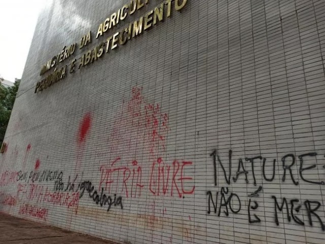 MST invade e vandaliza sede do Ministério da Agricultura (veja vídeo)