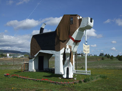 https://en.wikipedia.org/wiki/Dog_Bark_Park_Inn#/media/File:Toby_and_Sweet_Willie_Dog_Bark_Park_Inn.JPG