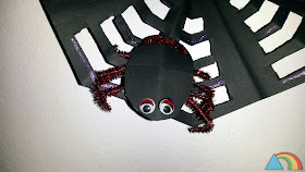Araña hecha con cartulina negra, limpiapipas y ojitos móviles