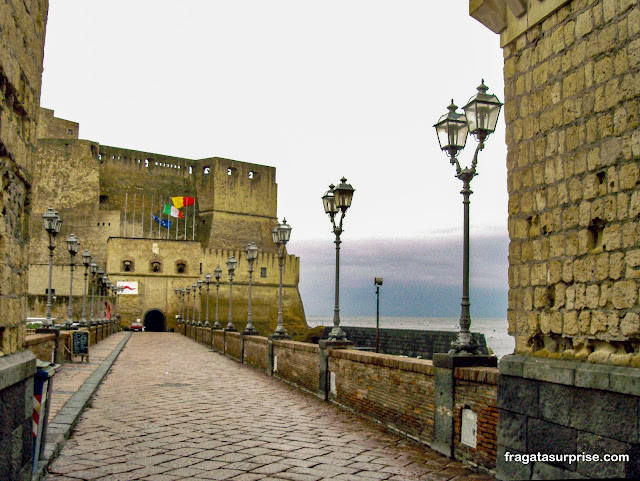 Castel dell'Ovo, local da fundação de Nápoles pelos gregos