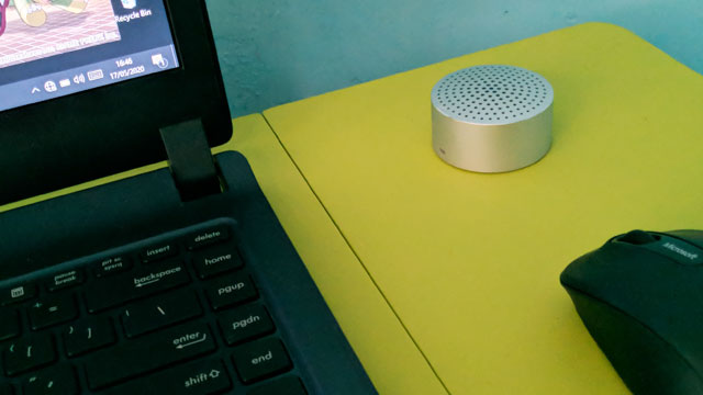 Xiami Mi Portable Bluetooth Speaker di Meja Plastik