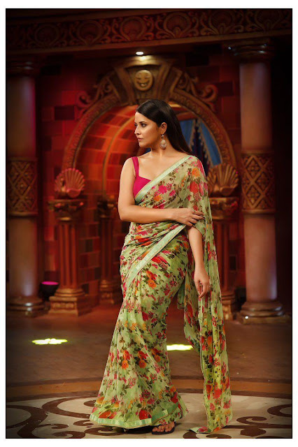 Anasuya looking ravishing in a traditional saree