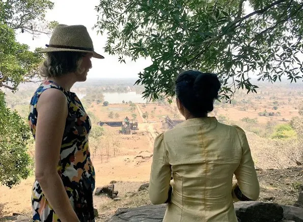 Queen Mathilde visited the Vat Phou temple south of Pakse. Queen Mathilde in a new colourfur print dress on the final day in Laos