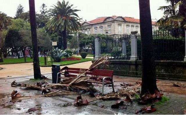 El «Gong» deja una estela de inundaciones y caídas de muros, viales yárboles por toda la comarca