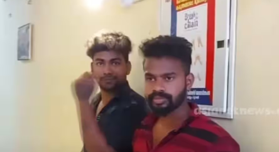 കൊല്ലത്ത് യുവതിയുടെ മൃതദേഹവുമായ പോയ ആംബുലന്സ് തടഞ്ഞ് മര്ദ്ദനം; പ്രതികൾ ആംബുലന്സ് ഡ്രൈവര്മാര്. കൊല്ലത്ത് യുവതിയുടെ മൃതദേഹവുമായ പോയ ആംബുലന്സ് തടഞ്ഞ് മര്ദ്ദനം; പ്രതികൾ ആംബുലന്സ് ഡ്രൈവര്മാര്.