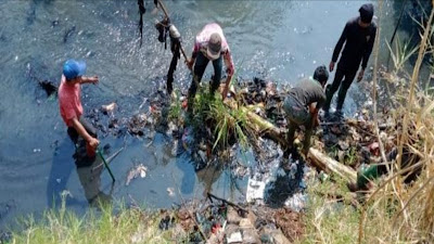 Satgas Subsektor 21-7 Angkat 200 Kg Sampah Dari Aliran Sungai Citalugtug Banjaran