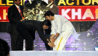 srk-touches-foots-mammootty'