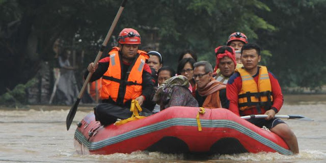 Saat evakuasi korban terdampak banjir dengan perahu karet