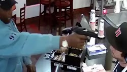 Ένας υπάλληλος σε φαστ φουντ στο Μιζούρι των ΗΠΑ πέφτει θύμα ληστείας και όχι μόνο δεν πανικοβλήθηκε όταν είδε να του βγάζει το όπλο ο ληστ...