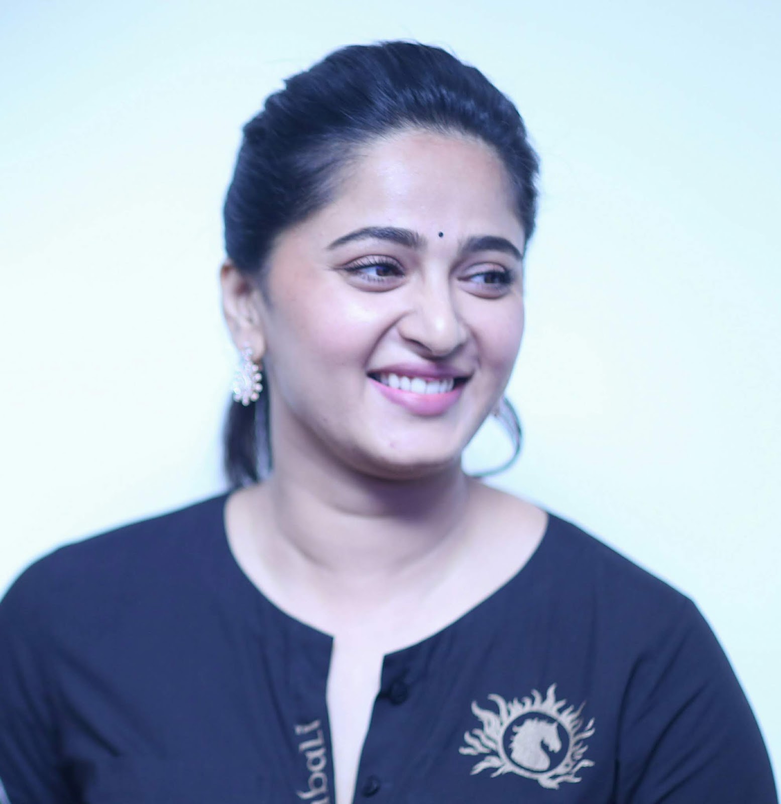 Anushka Shetty Stills At Bahubali2 Press Meet Latest Indian Hollywood Movies Updates Branding Online And Actress Gallery