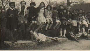 Classe promenade autour de Toulon-sur-Arroux, année scolaire 1940-1941, classe de fin d’études (collection musée)