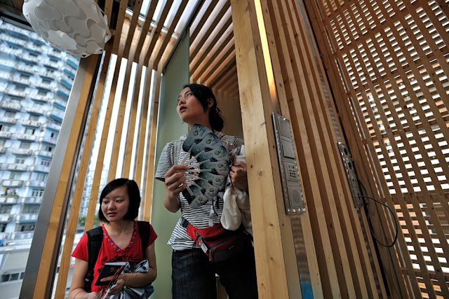 Photo of tourists entering the sustainable micro house