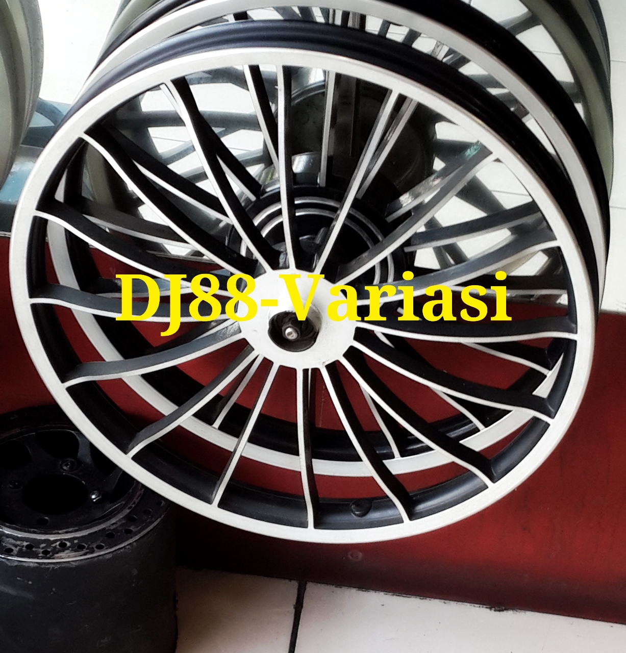 Koleksi Modifikasi Motor Vario 110 Ring 17 Terlengkap Velgy Motor