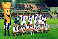 REAL VALLADOLID C. F. Temporada 1999-2000. César, Peña, García Calvo, Congo, Harold Lozano, Rodrigo. Turiel, Orlando, Víctor, Chema y Alberto Marcos. REAL VALLADOLID C. F. 4 MÁLAGA C. F. 2 Sábado 18/09/1999, 20:45 horas. Campeonato de Liga de 1ª División, jornada 4. Valladolid, estadio Nuevo José Zorrilla. GOLES: 0-1: 8’, Catanha. 1-1: 35’, Roteta, en propia meta. 2-1: 51’, Rodrigo. 2-2: 62’, De los Santos. 3-2: 69’, Víctor. 4-2: 74’, Víctor.