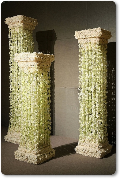 kolumner blommor bröllop, pelare blommor bröllop,  floral columns