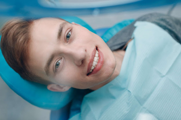 Stomatologiczne implanty zębowe wszczepiane w gabinecie stomatologicznym
