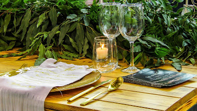 Mesa preparada para boda con copas de vino 