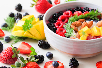 fruit-salad-in-white-ceramic-bowl