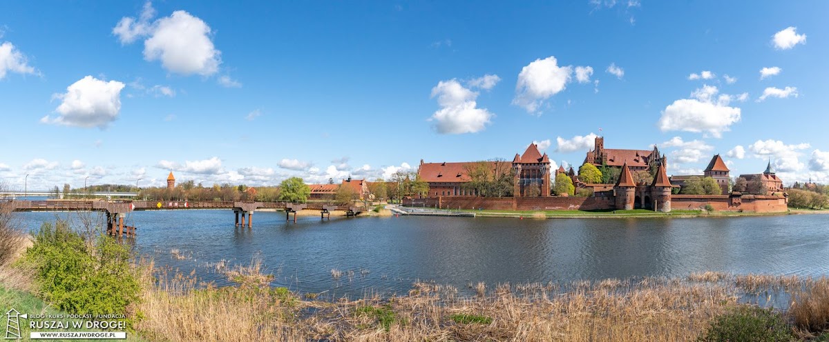 Panorama zamku krzyżackiego w Malborku nad Nogatem