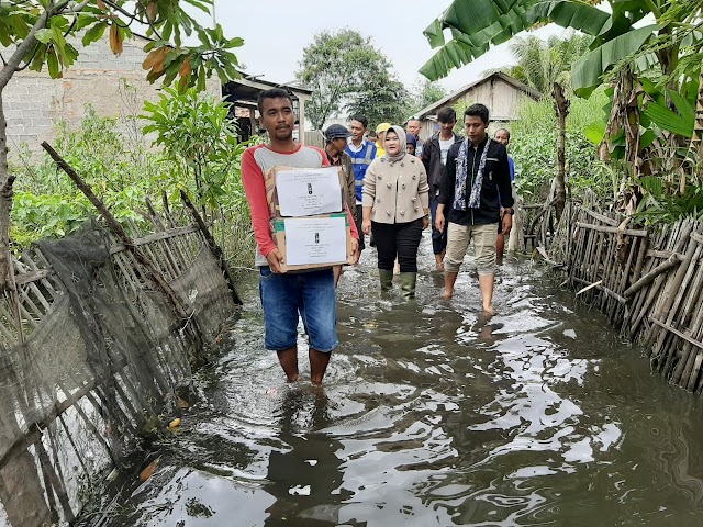 HMI Cabang Bekasi bersama dr. Tuti Yasin menyalurkan bantuan untuk korban banjir