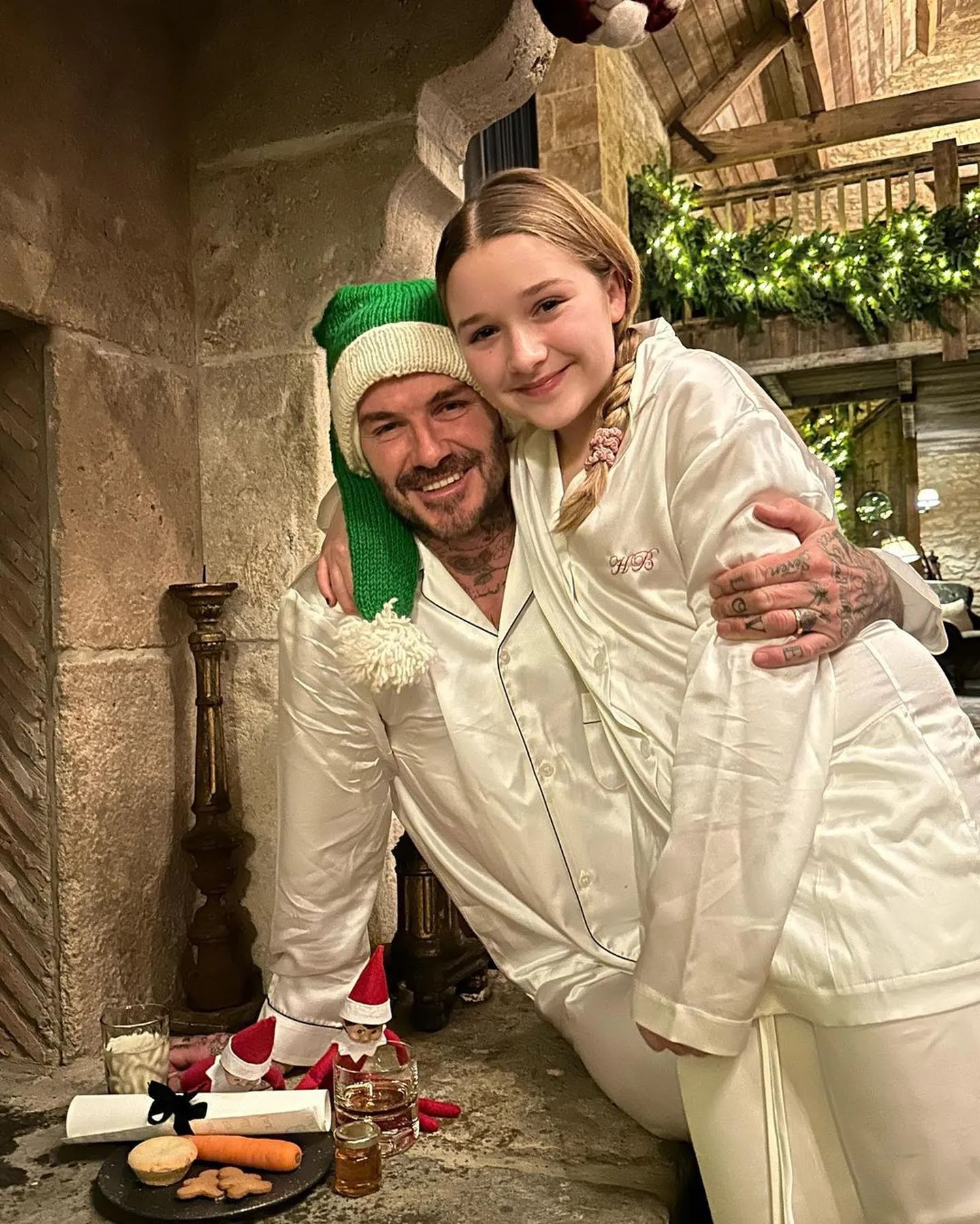 Dibu Martínez y David Beckham posaron con pijamas temáticos junto a sus familias