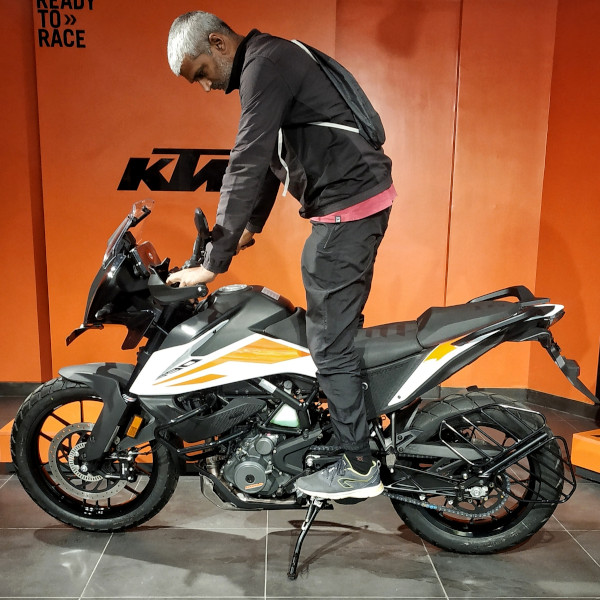 KTM Duke 390 ADV - Stand over position